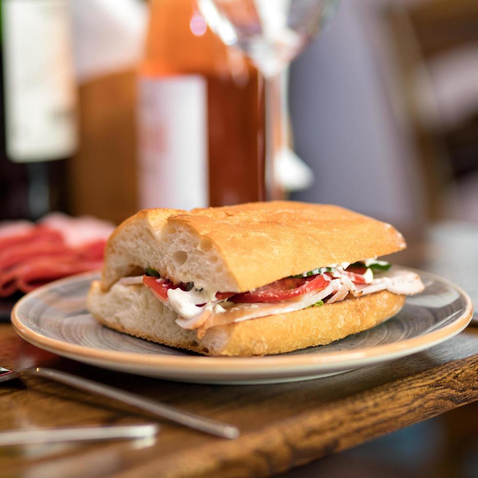 leckeres Sandwich mit Rotwein foto