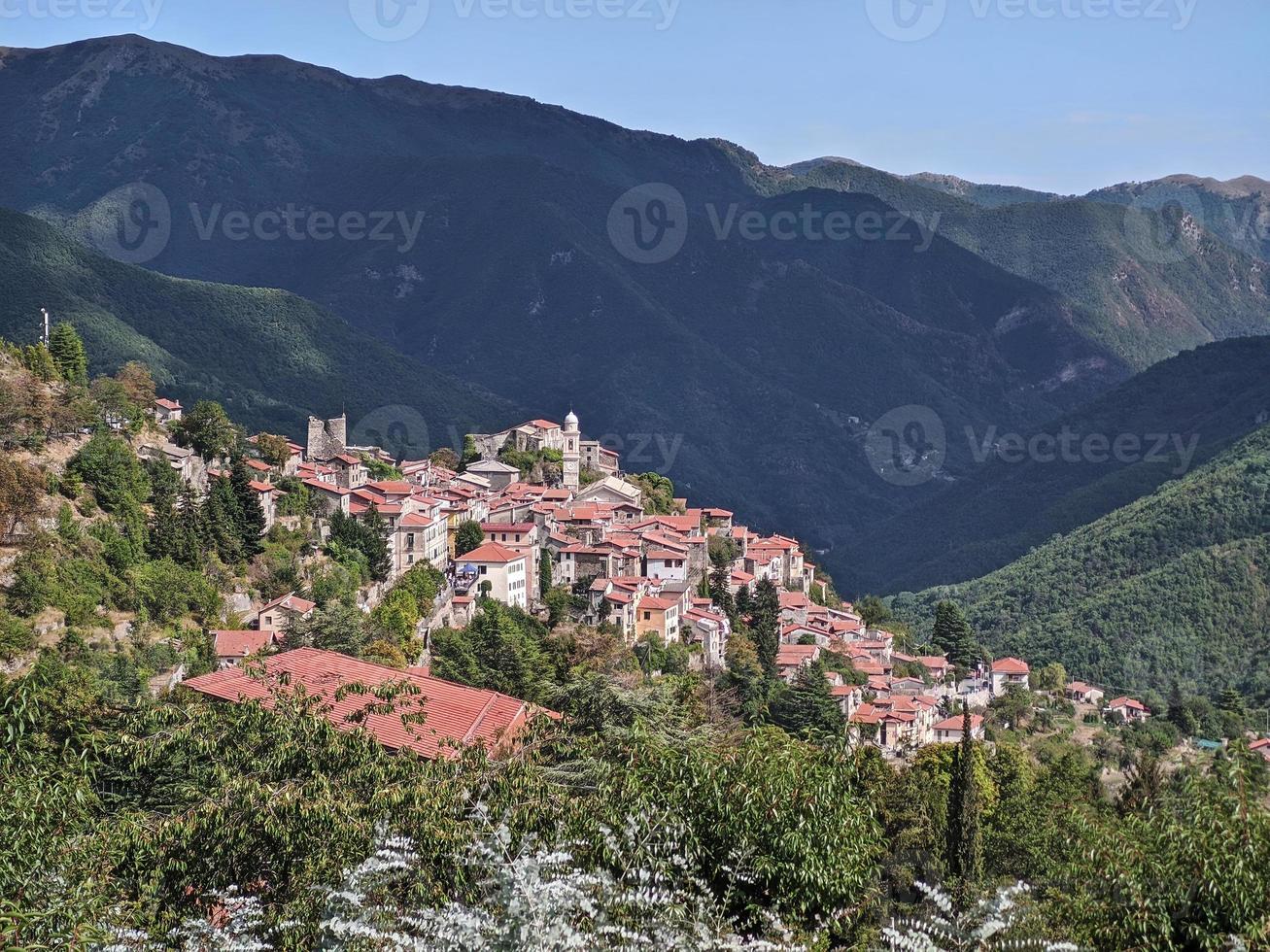 Hinterland von Ligurien mit Landschaft des Dorfes Triora, dem Dorf der Hexen, Reisereportage in Italien foto