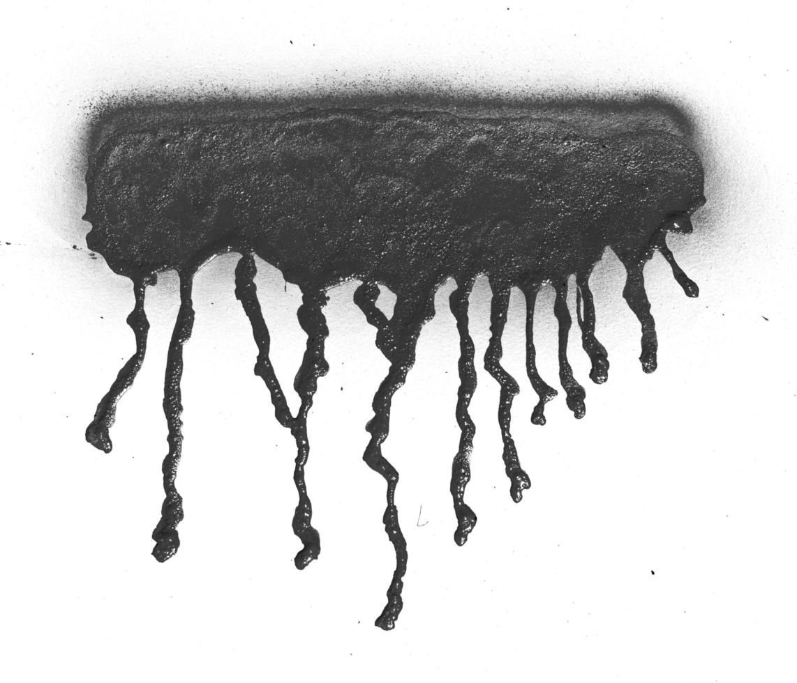 schwarze Sprühfarbe Tinte tropft auf weißem Hintergrund foto