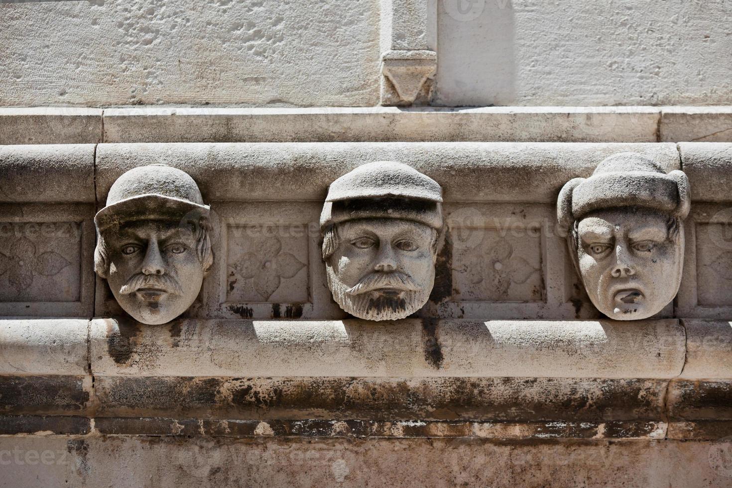 Steinköpfe in der Kathedrale von st. James in Sibenik, Kroatien foto