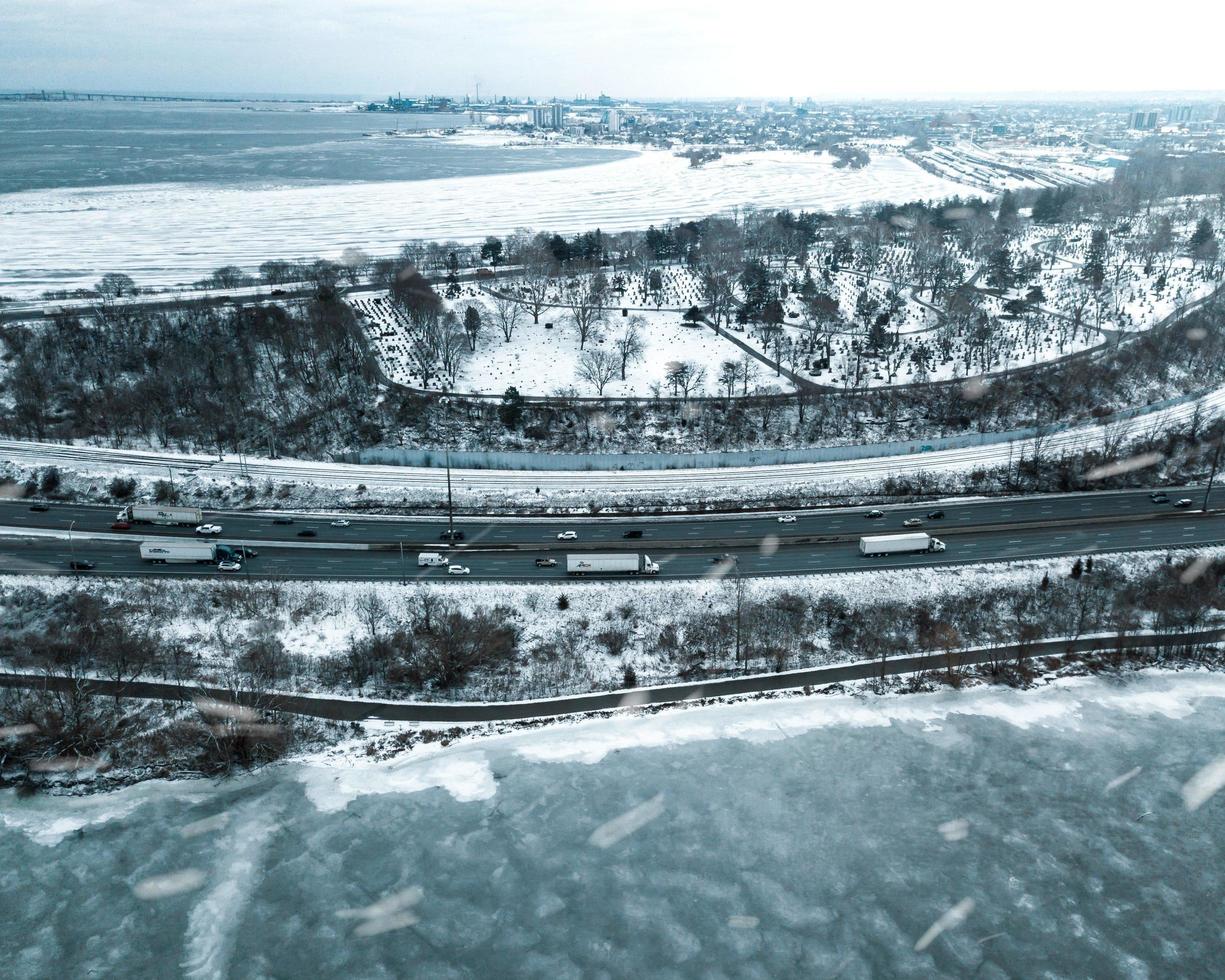 Luftaufnahme von Fahrzeugen, die tagsüber auf Winterstraßen fahren foto
