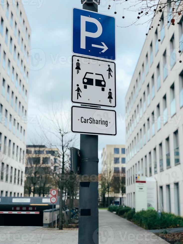 Parkplatzschild für Carsharing-Fahrzeuge foto