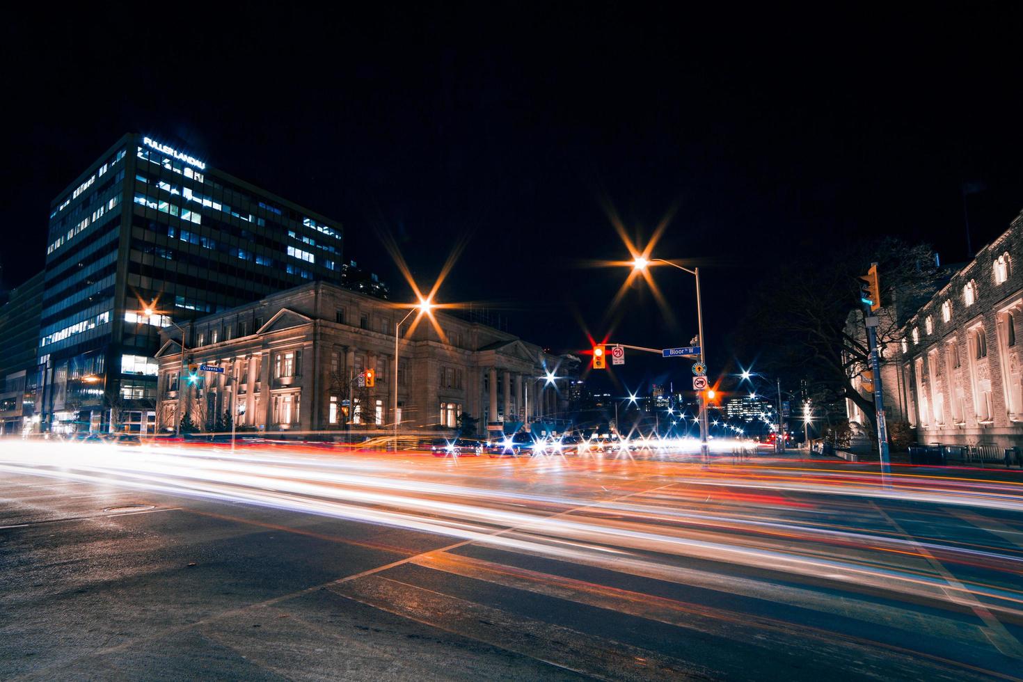 Asphaltstraße Nachtansicht foto