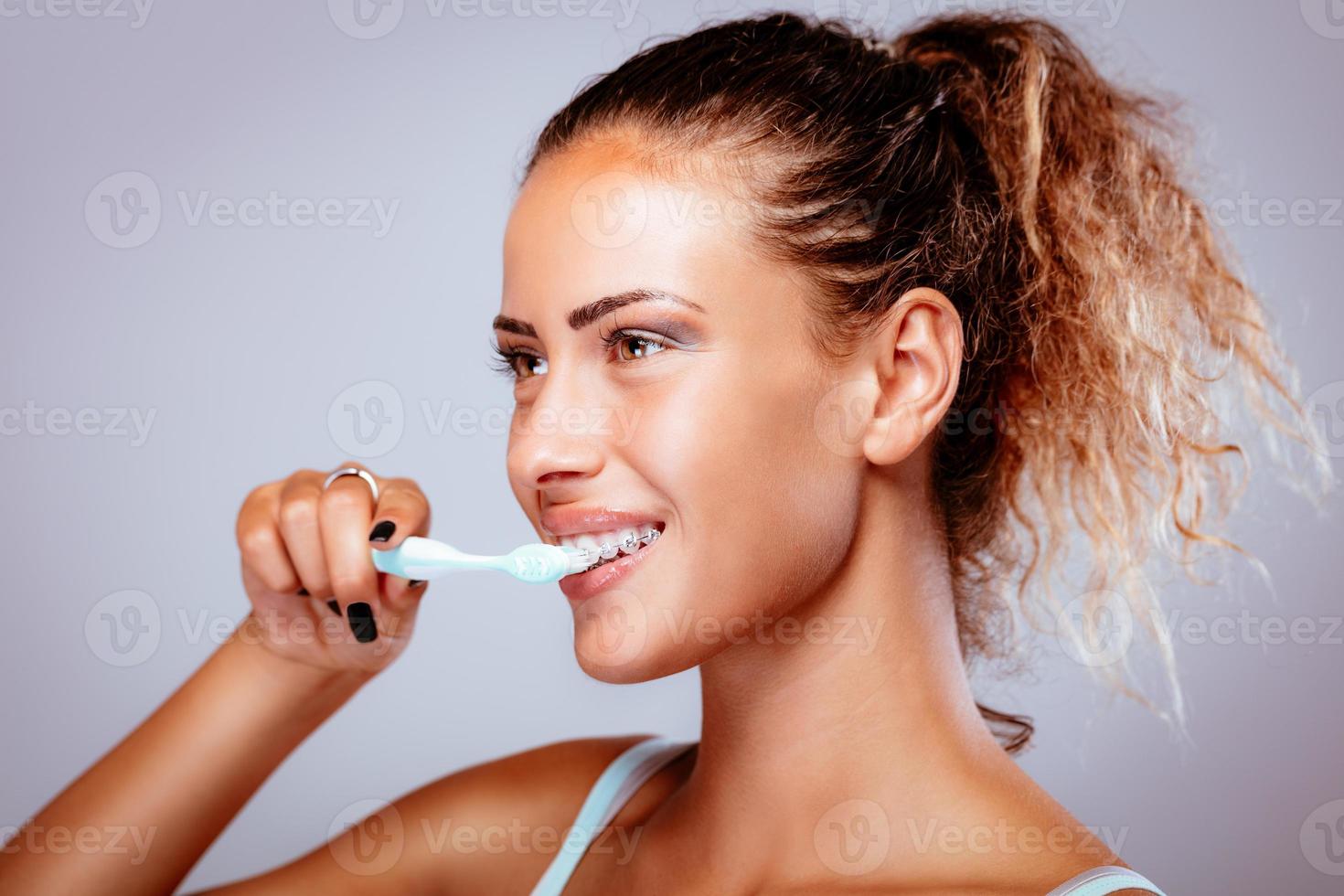 Mädchen beim Zähneputzen foto