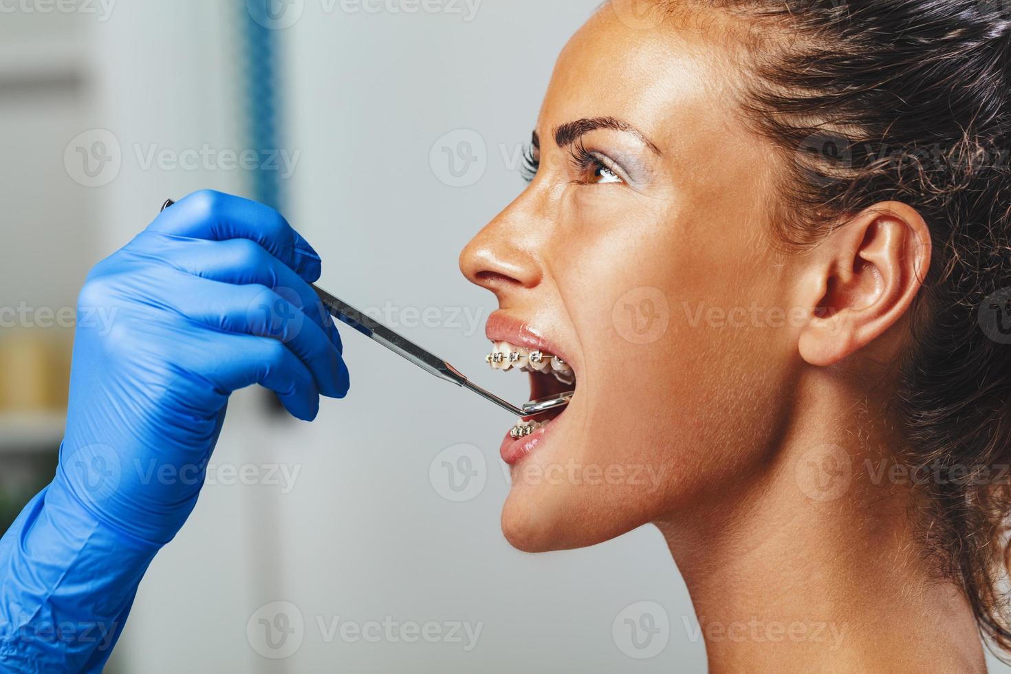 lächelndes Mädchen beim Zahnarzt foto