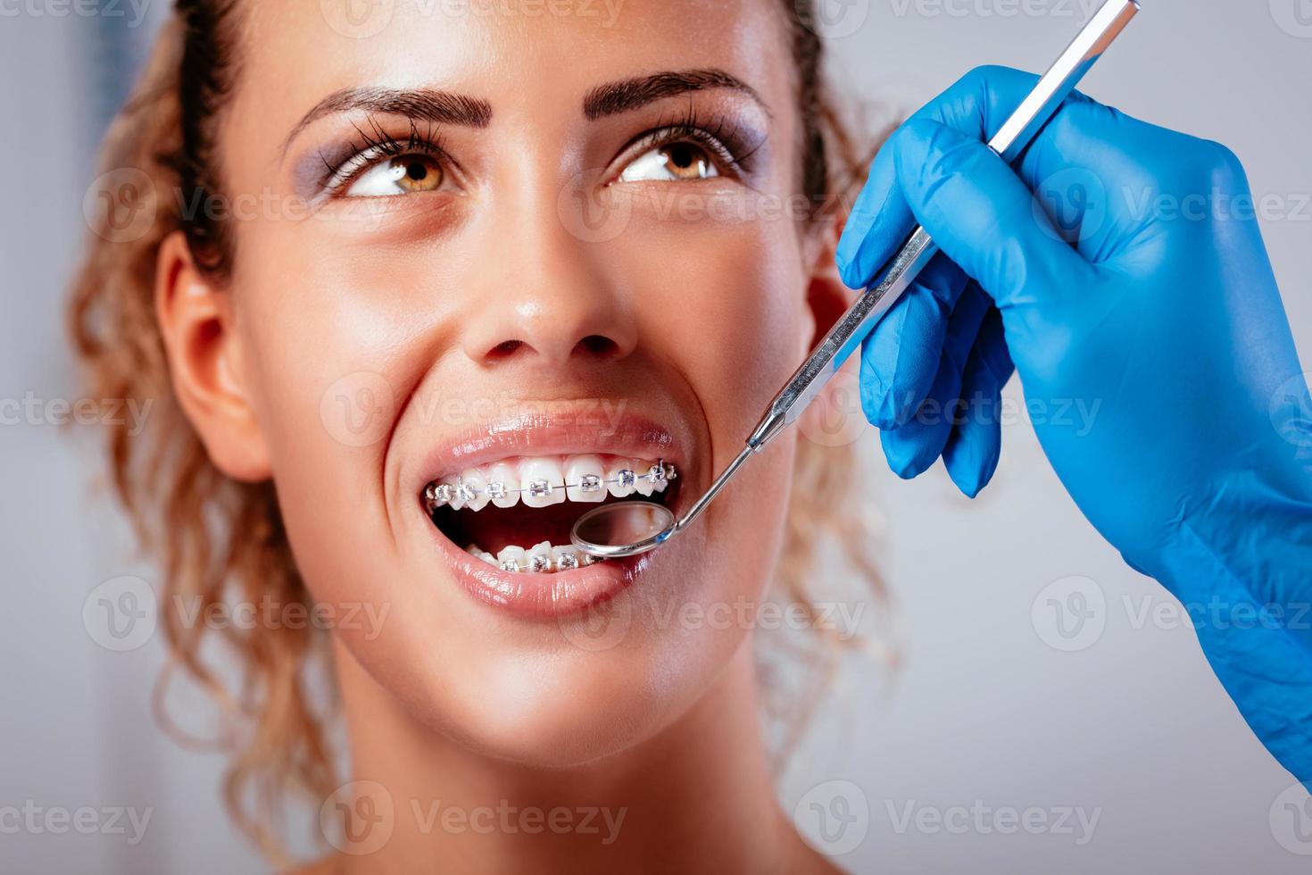 lächelndes Mädchen beim Zahnarzt foto