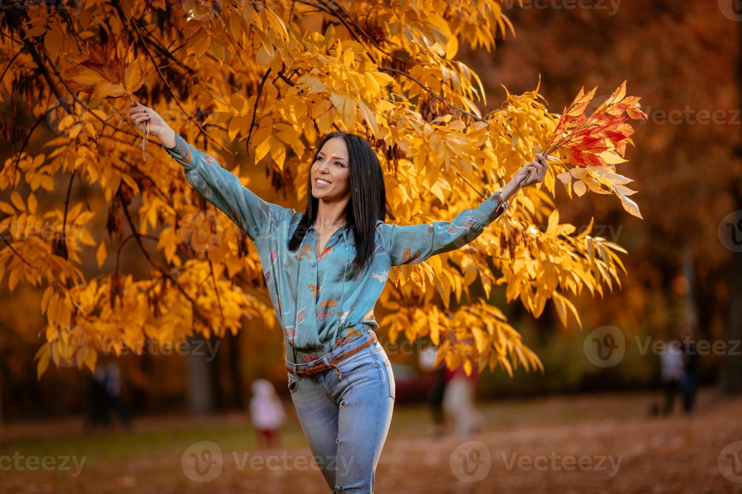 glückliche Frau im Herbstpark foto