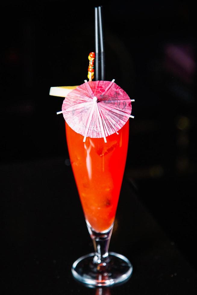 Schön dekorierter Cocktail in einem Nachtclub, die Leute trinken einen Drink foto