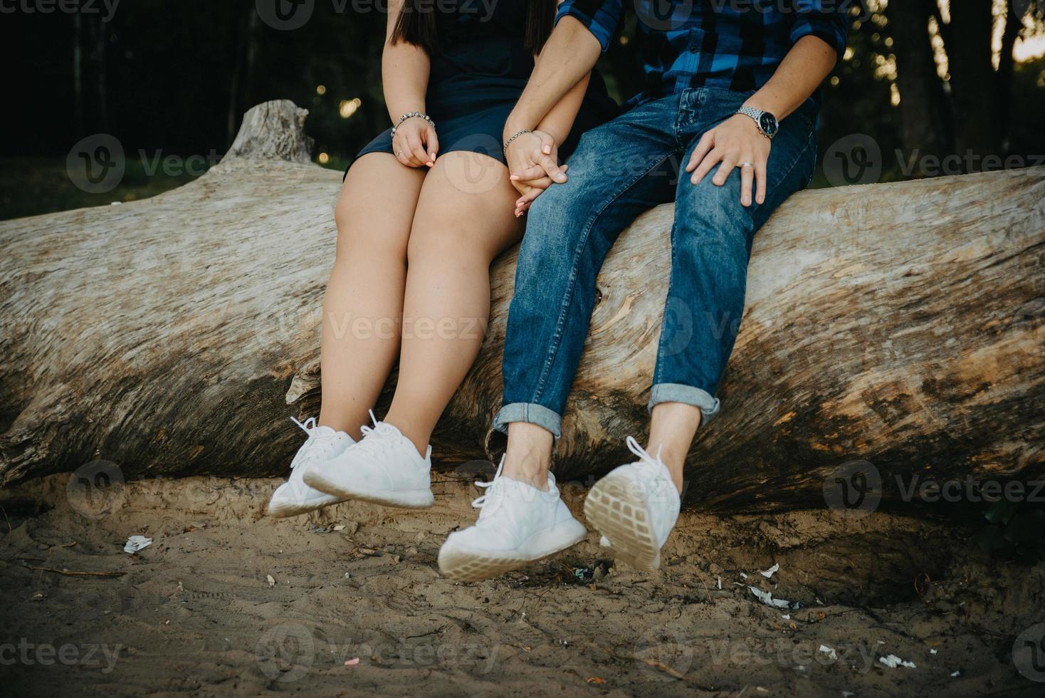 Füße von Braut und Bräutigam, Hochzeitsschuhe foto