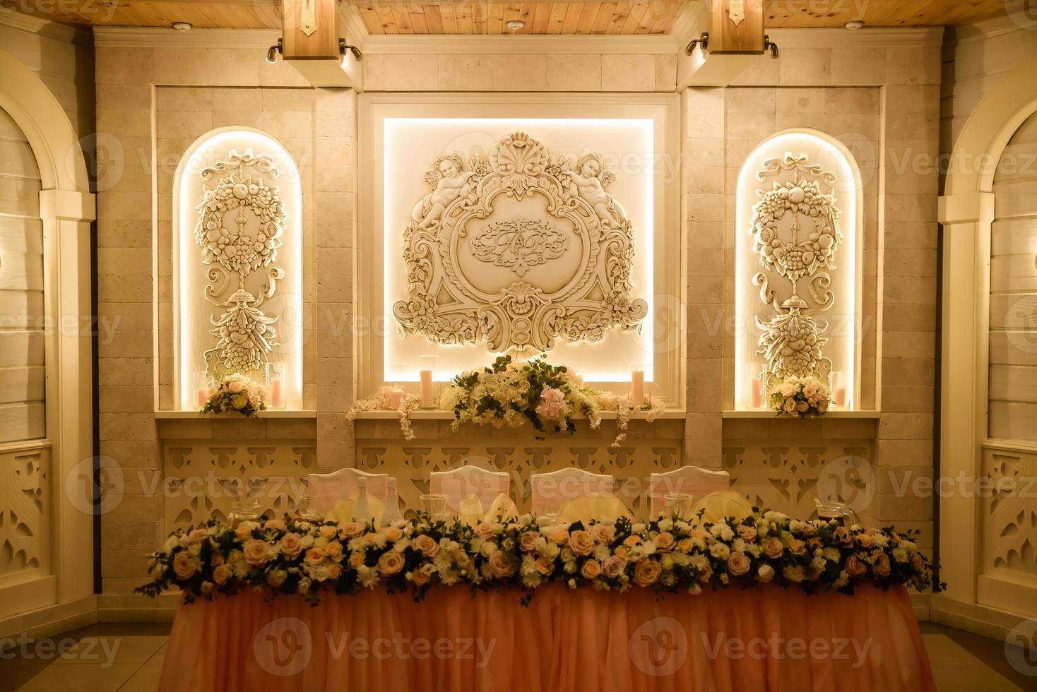 dekorierter Teller mit Gabel und Löffel. Hochzeitstisch Restaurant foto