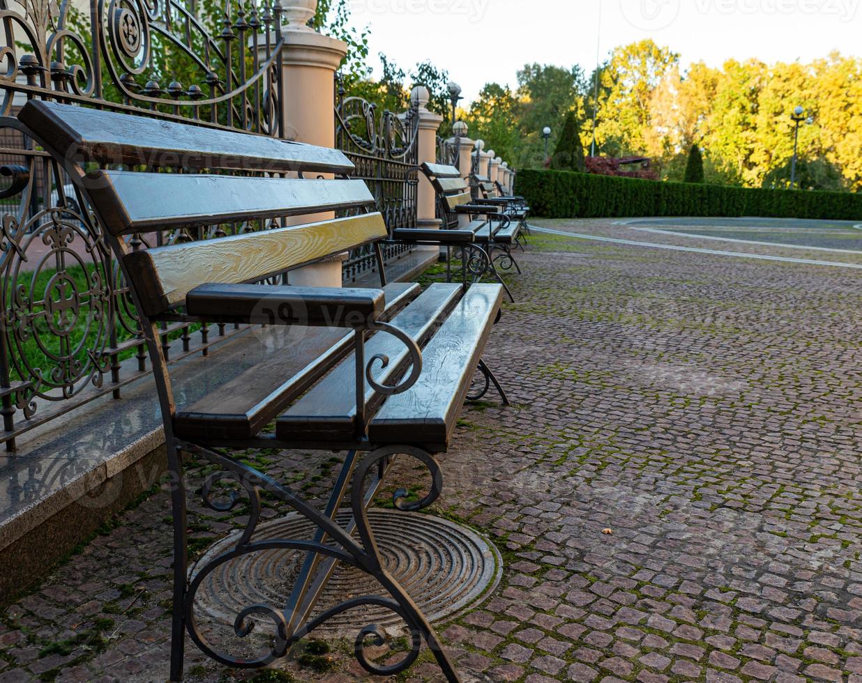 romantische Bank in einem ruhigen Park im Sommer foto