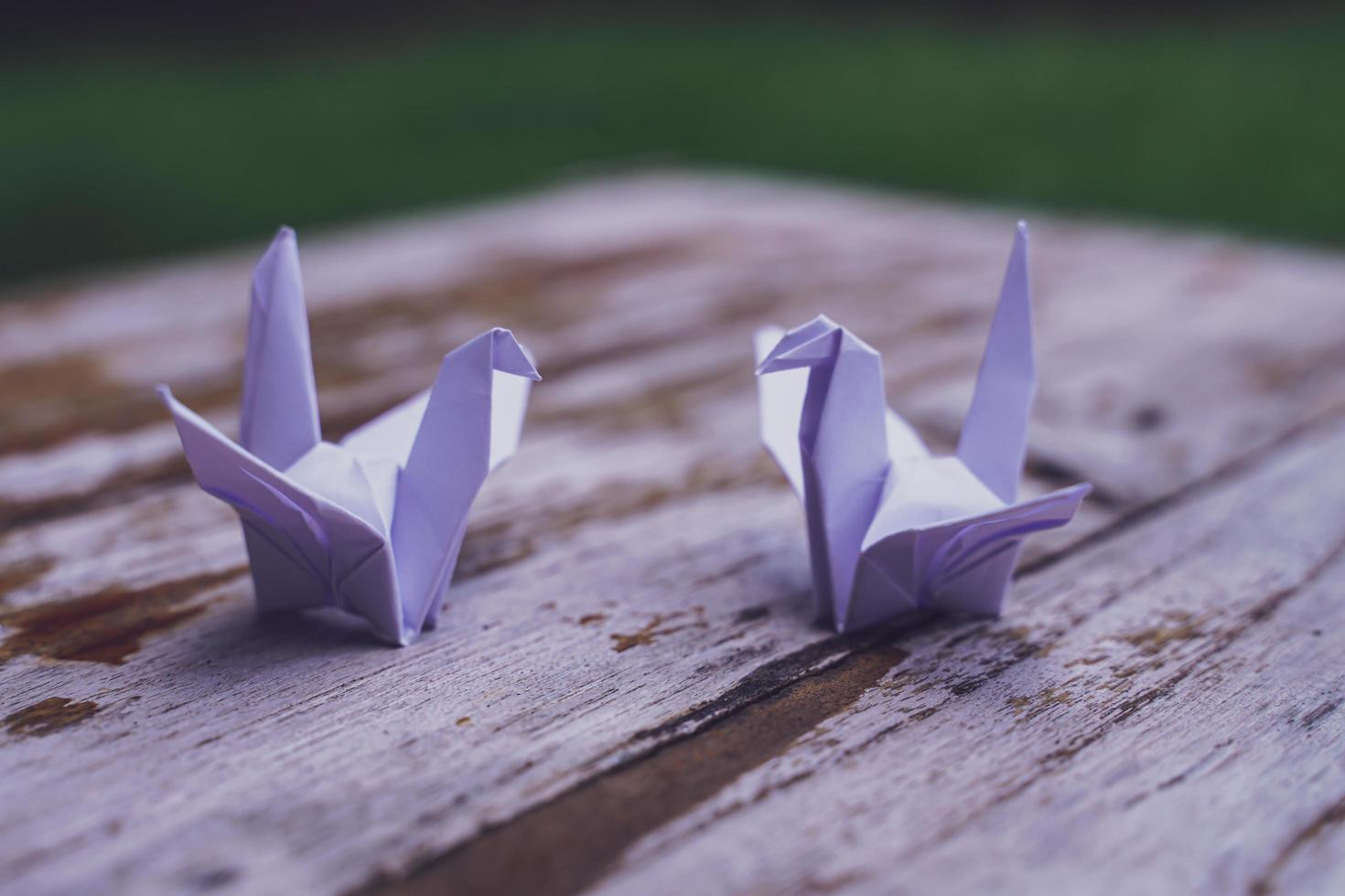 Es wird angenommen, dass der Origami-Vogel ein heiliger Vogel und ein Symbol für Langlebigkeit, Hoffnung, Glück und Frieden ist foto