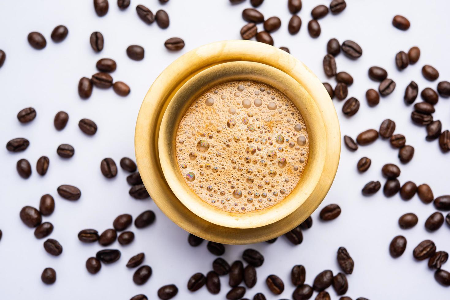 Südindischer Filterkaffee serviert in einer traditionellen Messing- oder Edelstahltasse foto