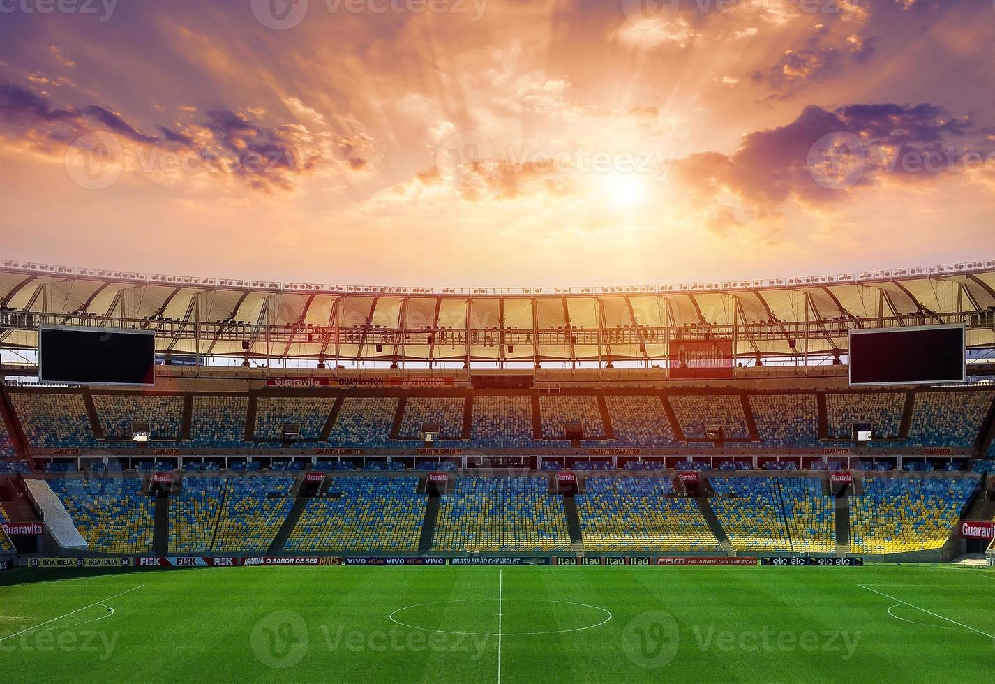 Fußballplatz im Sportstadion. Rasen, der in der Mitte von den umgebenden Lichtern beleuchtet wird. foto