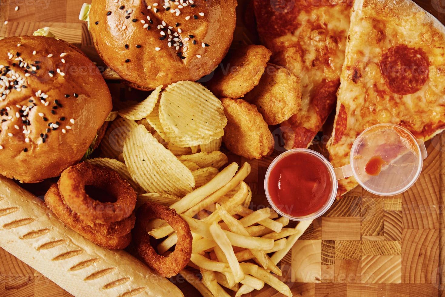 ungesundes und ungesundes Essen. verschiedene Arten von Fast Food auf dem Tisch, Nahaufnahme foto