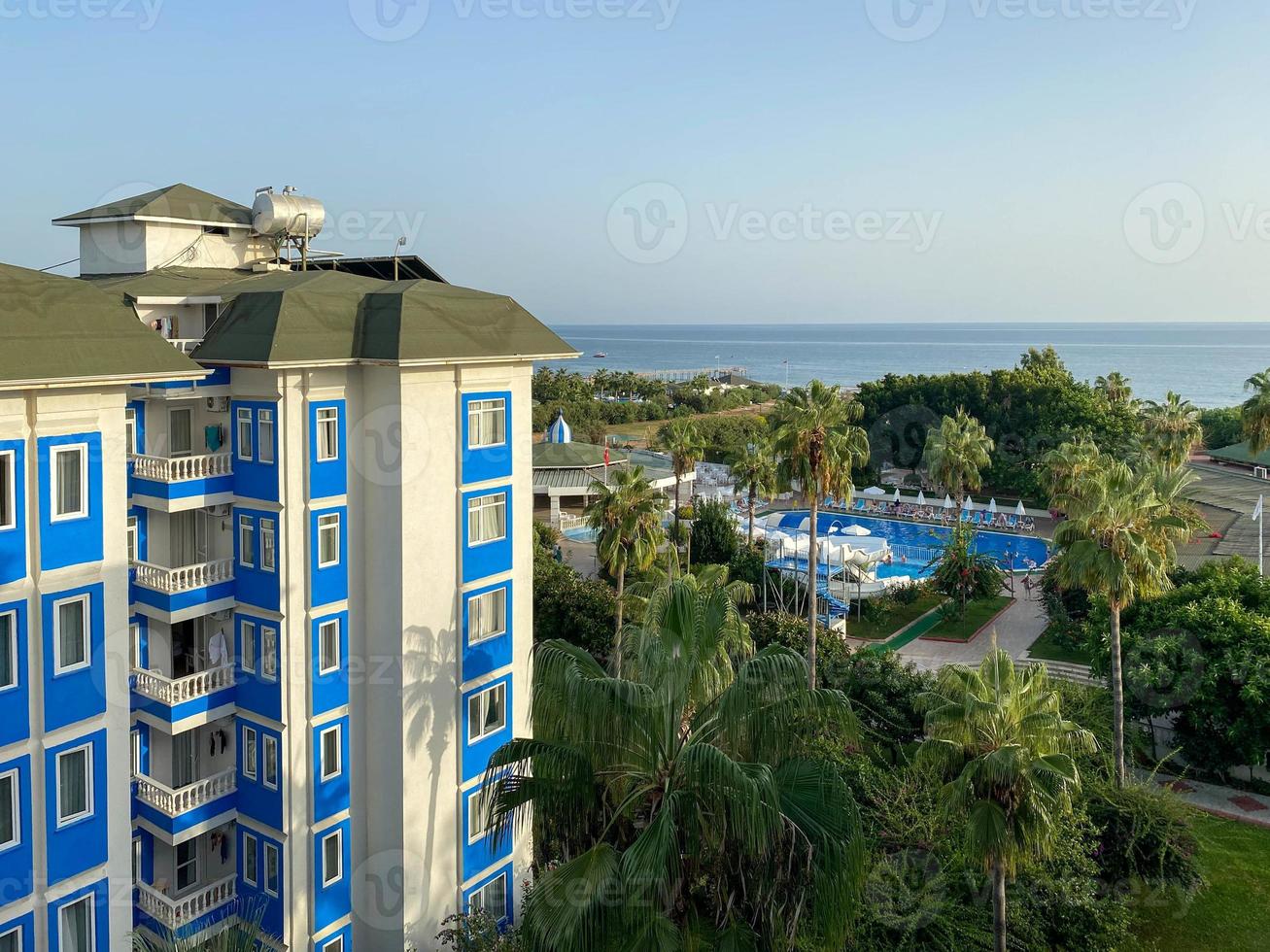 Wunderschöner tropischer Blick von oben vom Balkon des Hotels auf das Resort zum Entspannen in einem warmen tropischen Land mit Pool und Palmen mit dem Meer foto