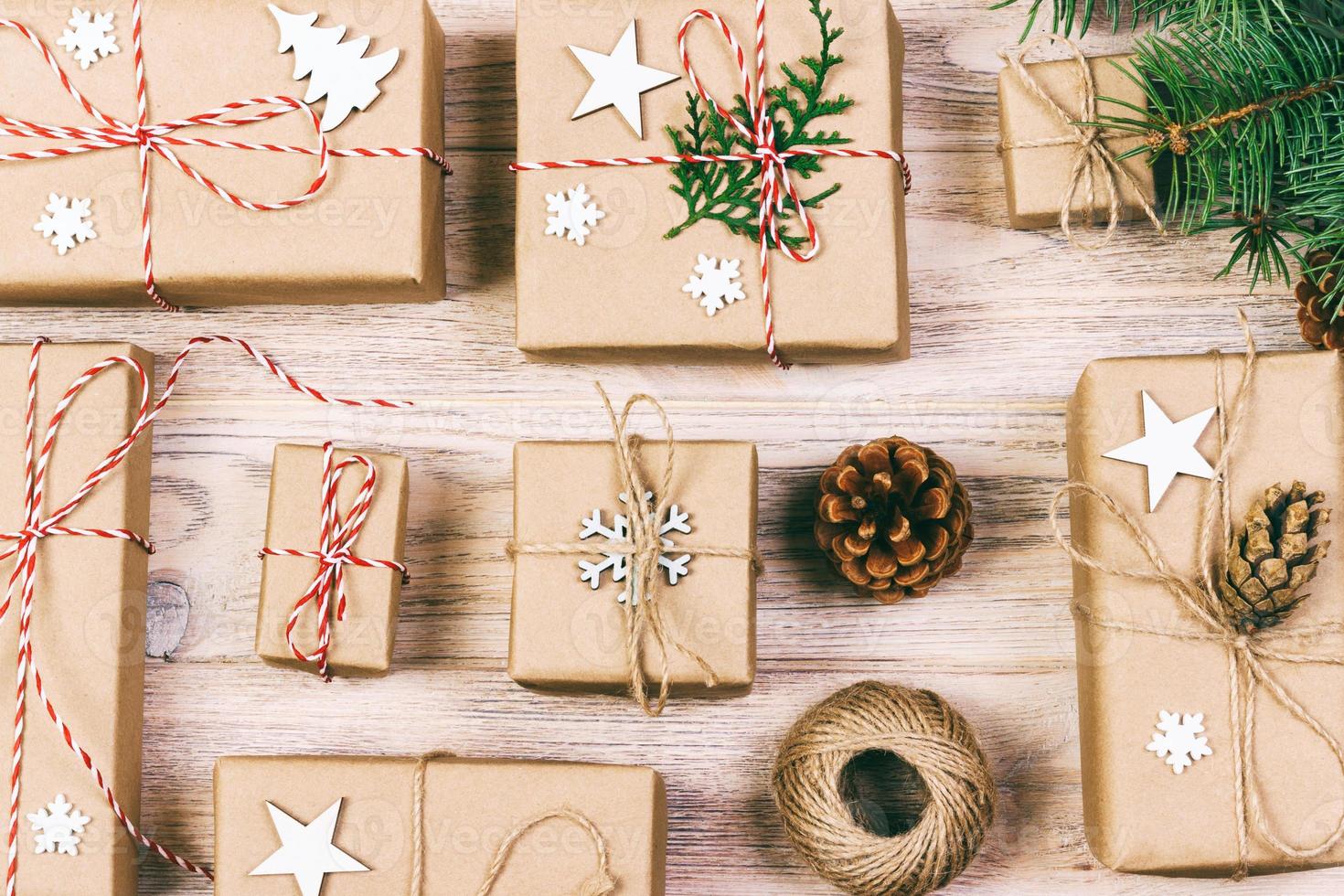 flache lage des objekts für frohe weihnachten und ein frohes neues jahr-konzept. Mischen Sie Geschenkboxen und Accessoires, Dekorationen und Ornamente für die Weihnachtszeit. getönt foto