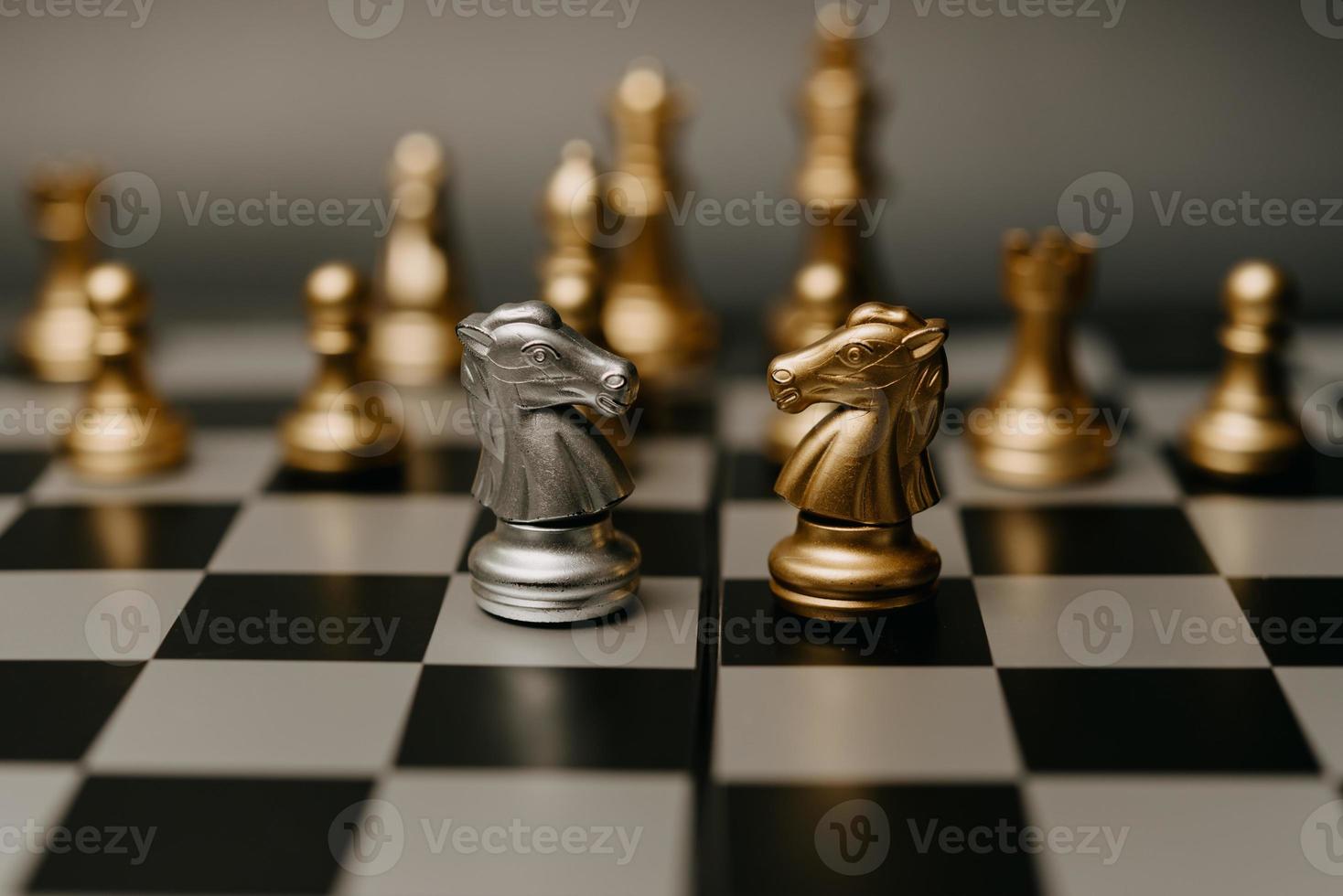 Schachbrettspiel mit zwei Pferden. geschäftsführer marketingstrategieplanung und intelligenzkonzept. foto