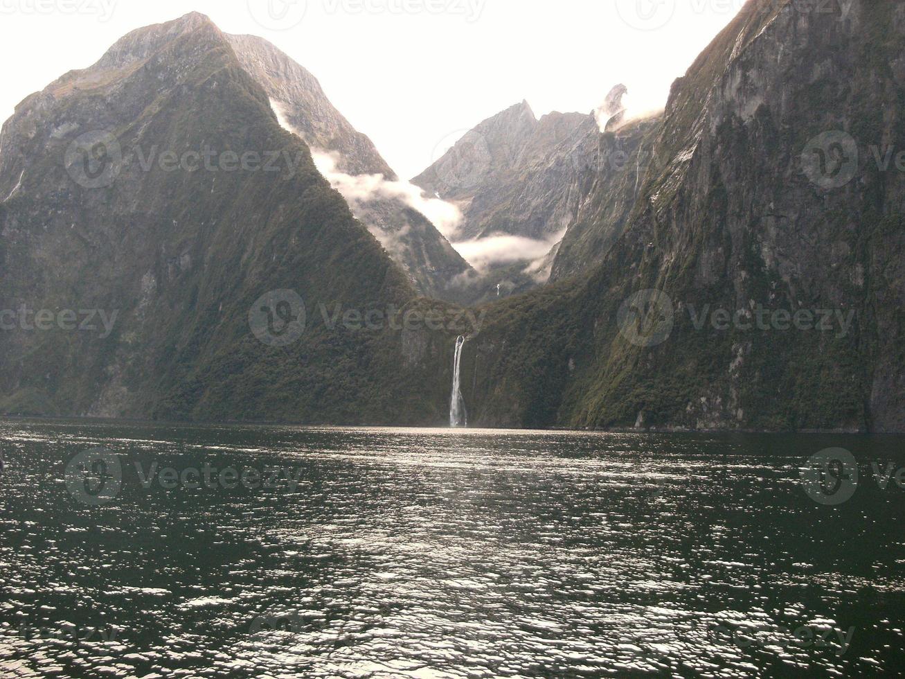 Wasserfall im Fjord foto