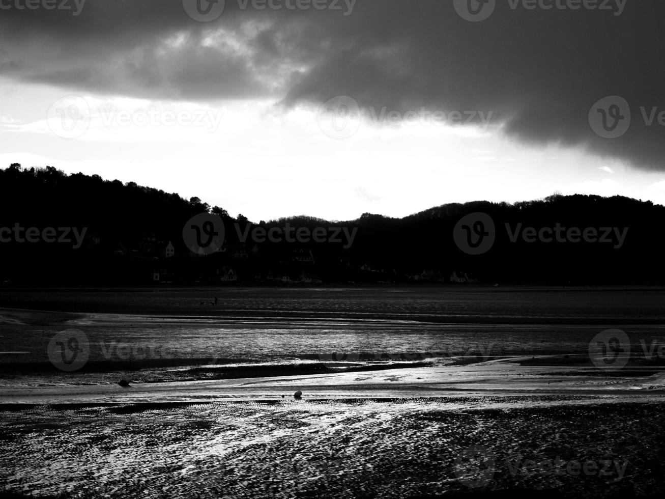 Hell-Dunkel-Sonnenuntergang in der Bretagne foto