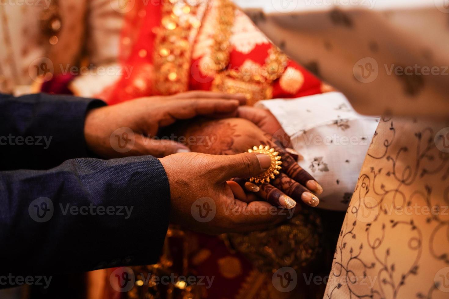 Mädchen Hand in Hochzeitszeremonie endet foto