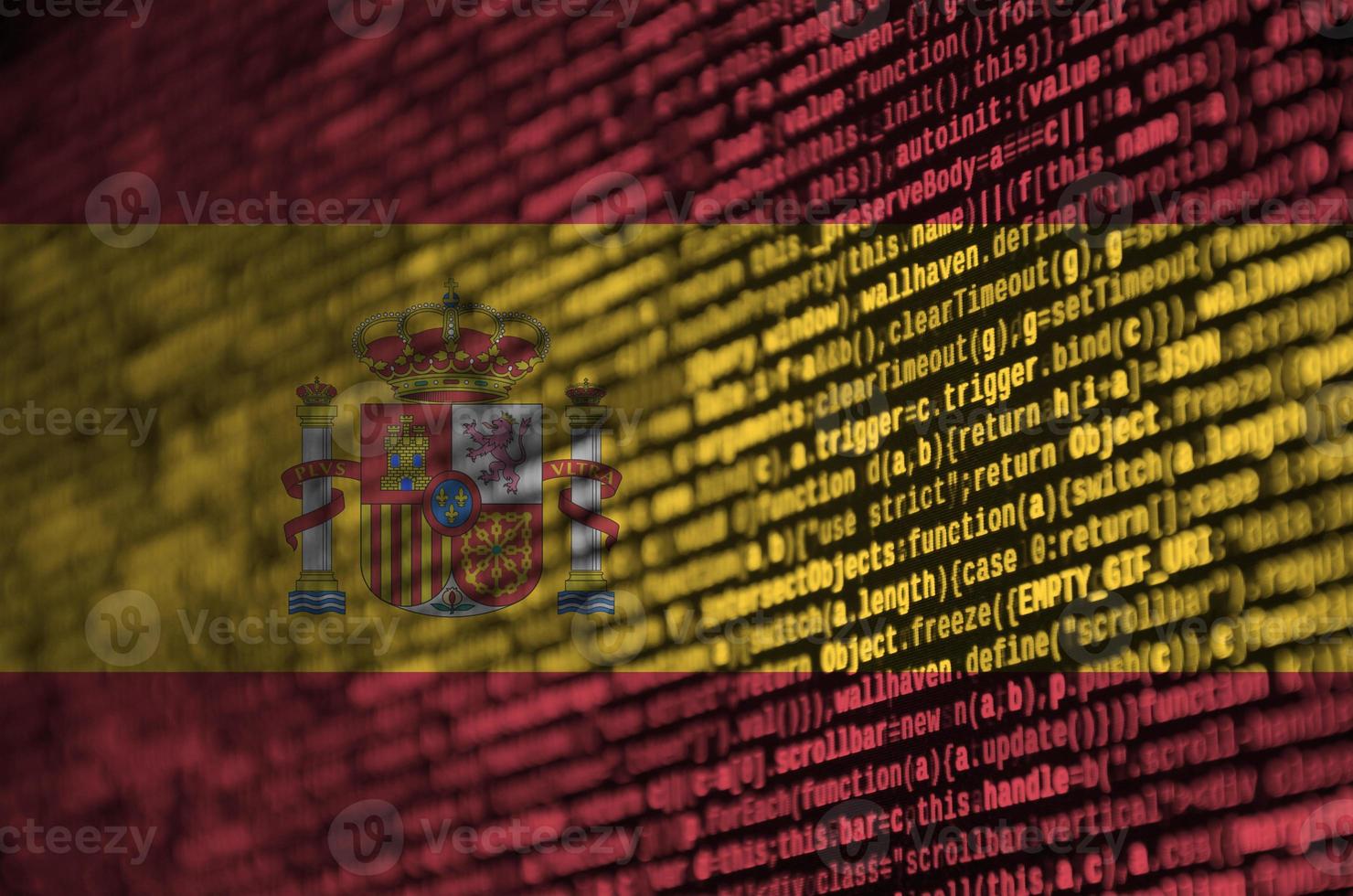 Spanien-Flagge wird auf dem Bildschirm mit dem Programmcode dargestellt. das konzept der modernen technologie und standortentwicklung foto