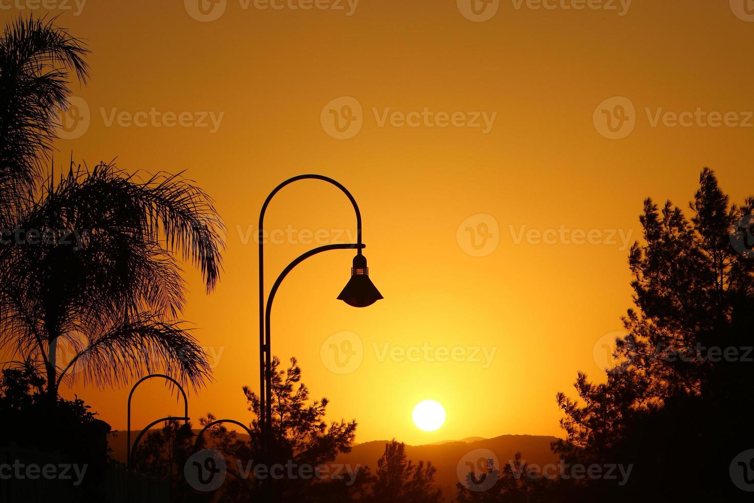 die sonne geht unter dem horizont am mittelmeer im norden israels unter. foto