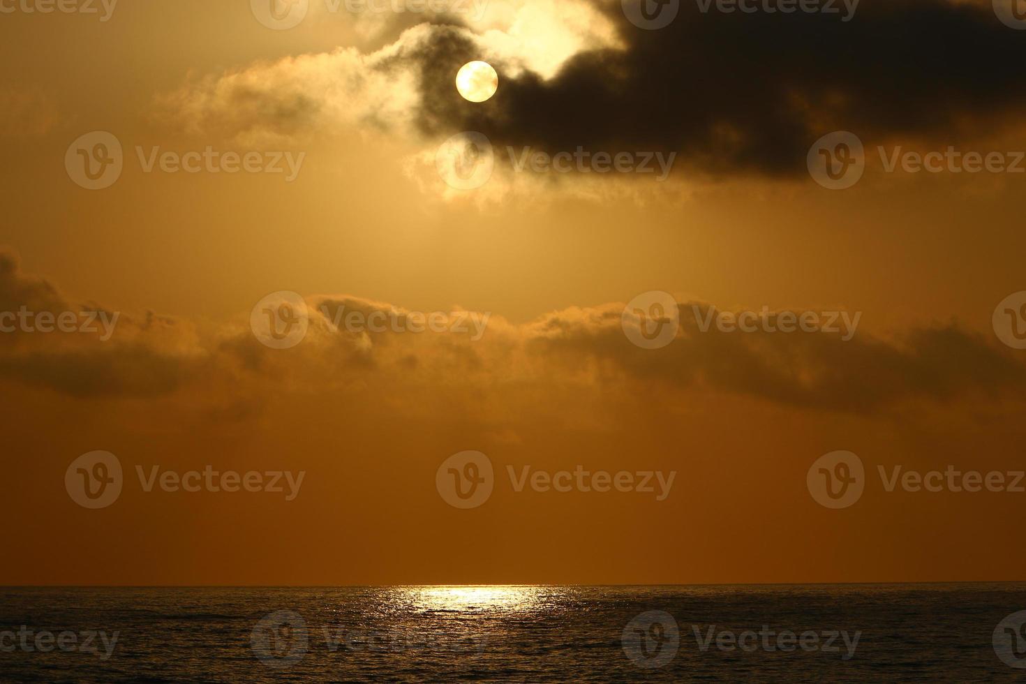 die sonne geht unter dem horizont am mittelmeer im norden israels unter. foto