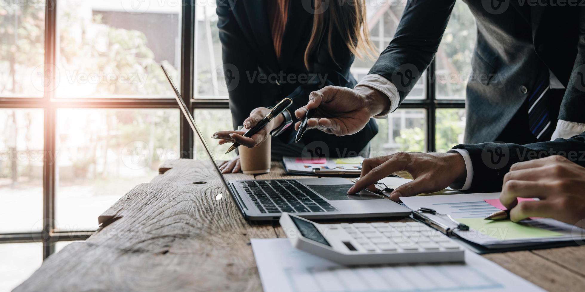 asiatisches geschäftsberatertreffen zur analyse und erörterung der situation zum finanzbericht im besprechungsraum. anlageberater, finanzberater und buchhaltungskonzept foto