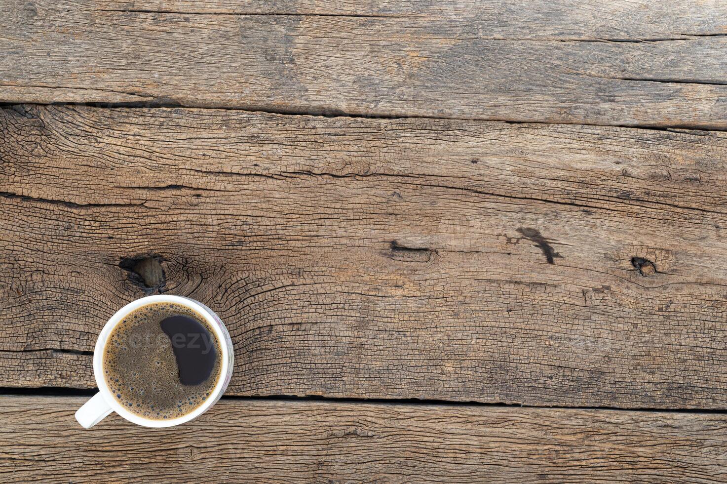 eine Tasse Kaffee auf dem Schreibtisch foto