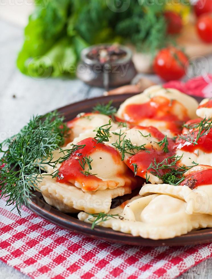 leckere Ravioli mit Tomatensauce und Dill foto