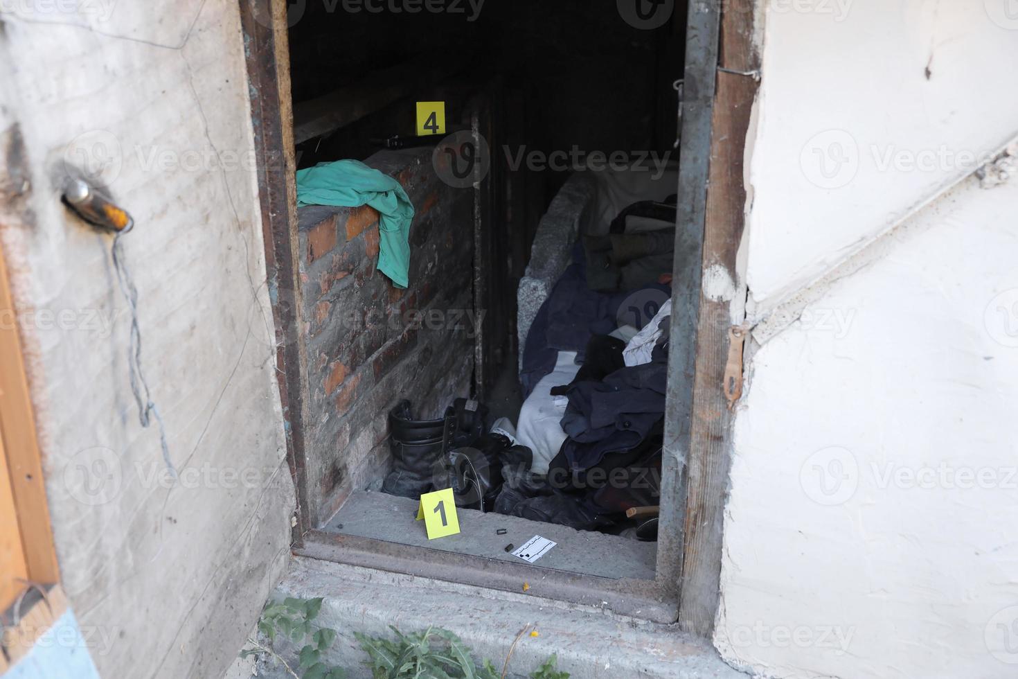 beweis mit gelbem csi-marker zur beweisnummerierung auf dem wohnhinterhof am abend. Tatortuntersuchungskonzept foto