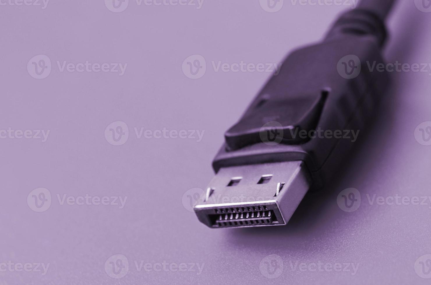 20-poliger vergoldeter Displayport-Stecker für eine einwandfreie Verbindung auf einem violetten Hintergrund foto