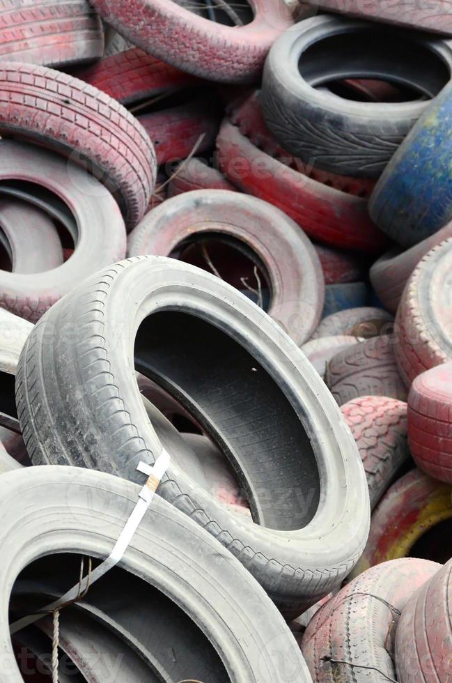 ein Bild von vielen alten gebrauchten Reifen, die auf einer Mülldeponie zurückgelassen wurden foto