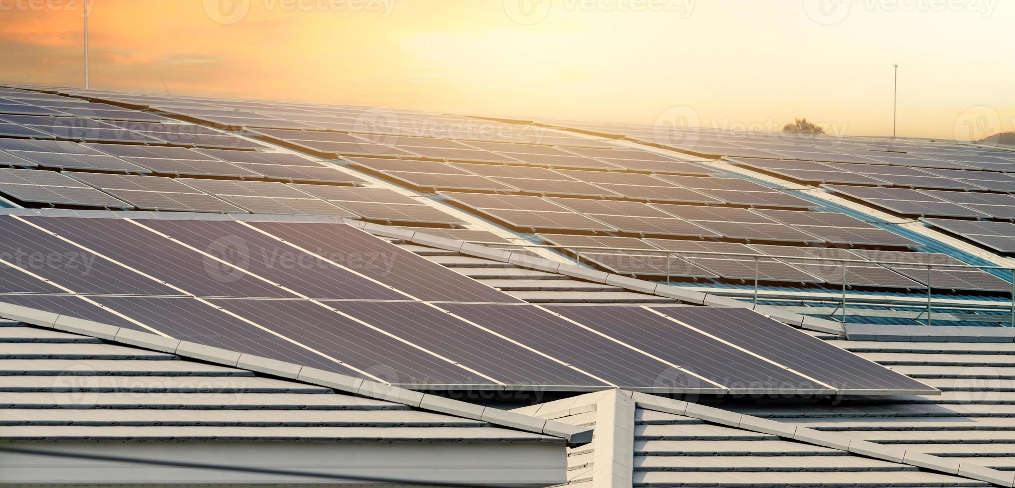 Solarenergie für Fabrik- oder Lagergebäude. Sonnenkollektoren auf dem Dach der Industrieanlage. kommerzielle Solar. industrielle Photovoltaikmodule. Solarstrom auf dem Dach. grüne Energie. nachhaltige Energie. foto