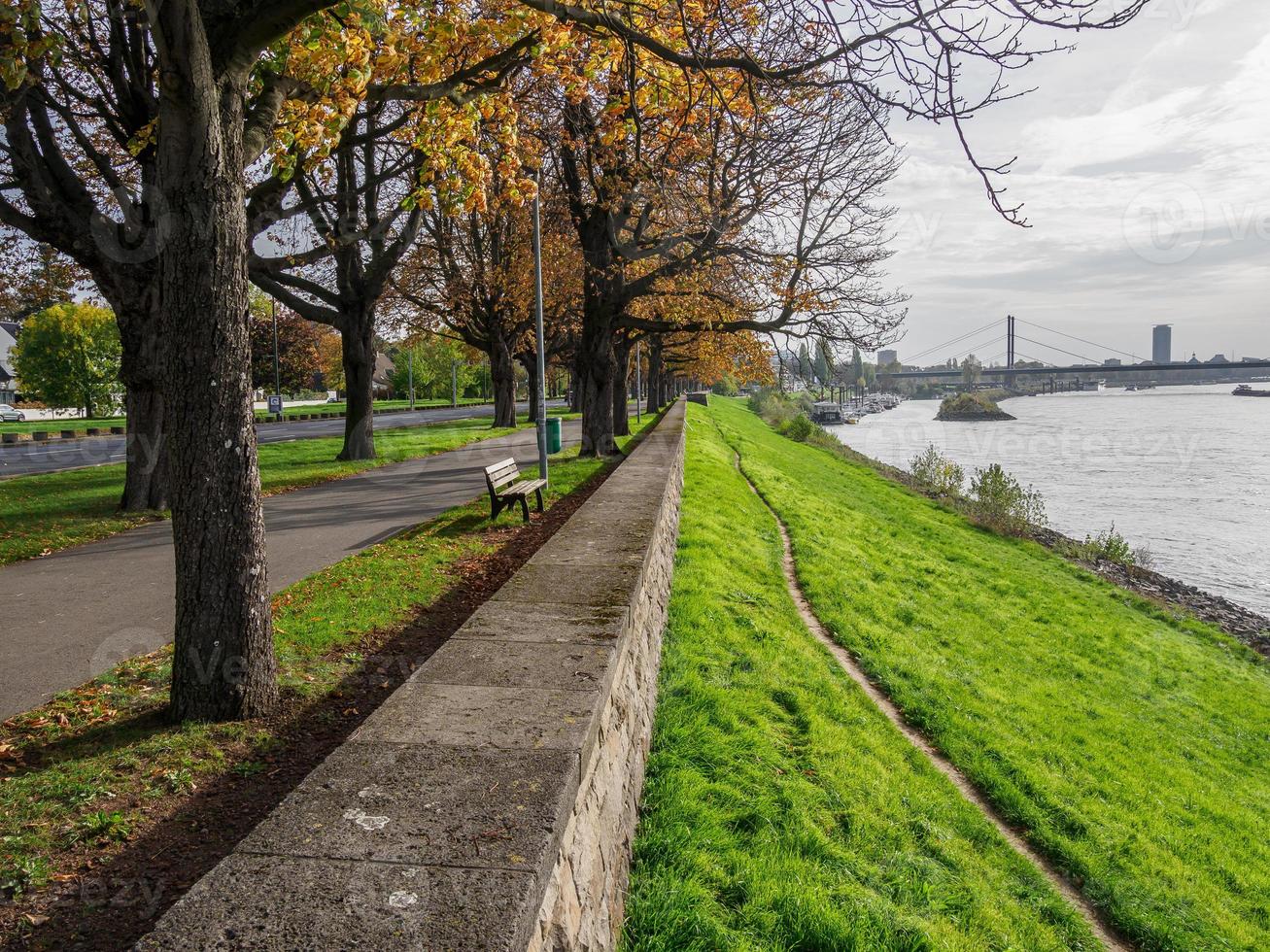 Düsseldorf und der Rhein foto