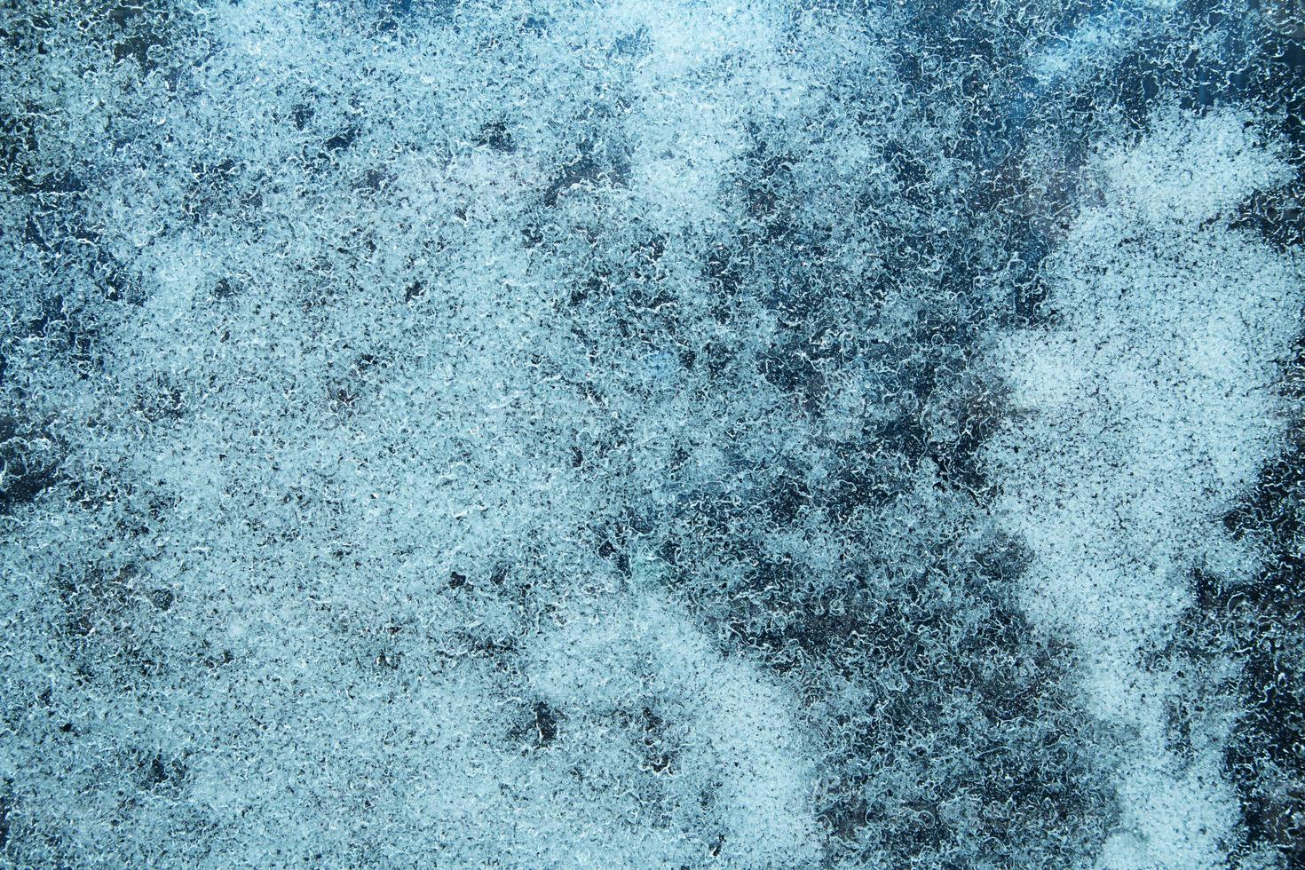 blaues gefrorenes wasser, eisfenster, frost, textur. Winter. Hintergrund. Platz kopieren foto