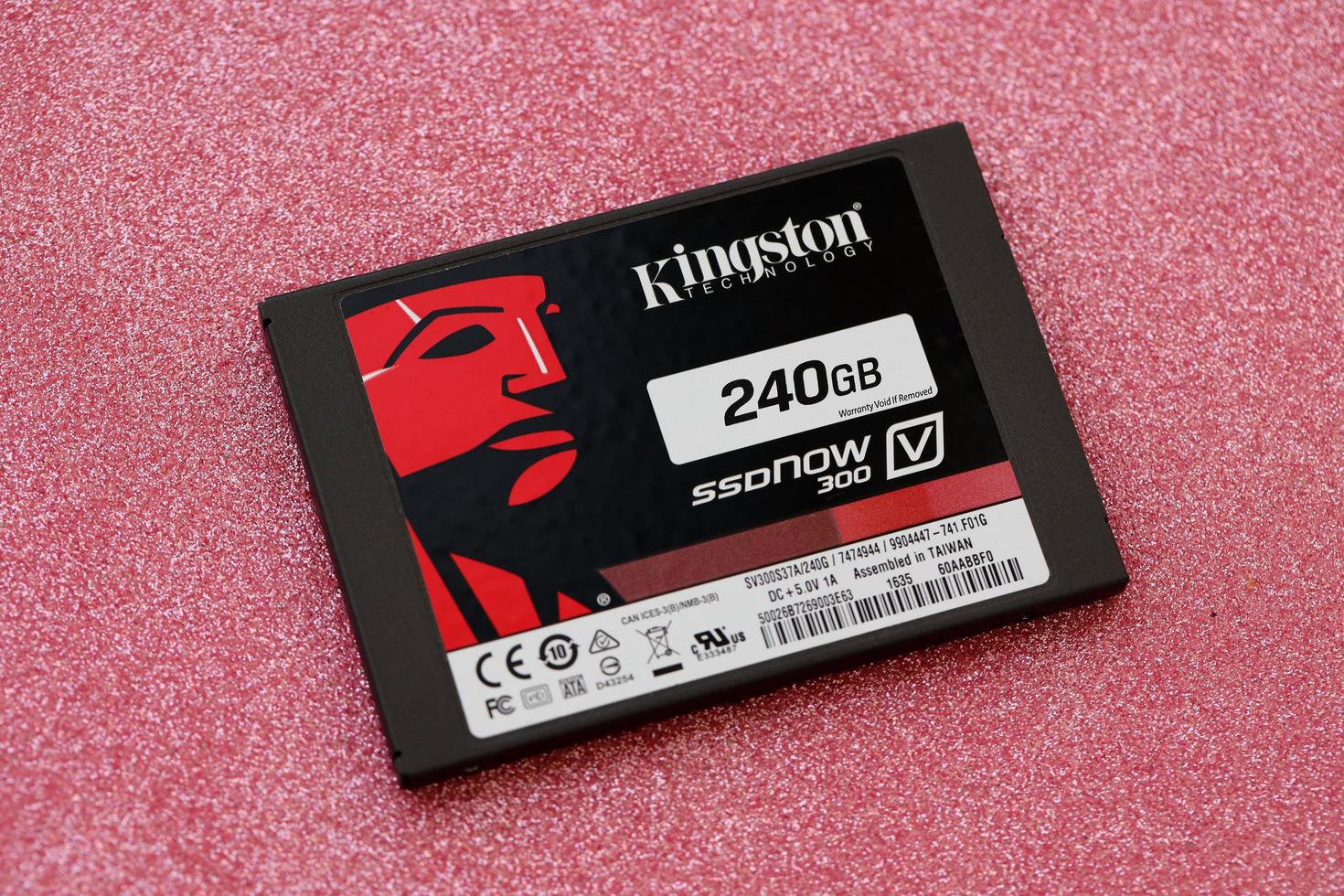 ternopil, ukraine - 20. juni 2022 kingston ssdnow 300 ssd solid state drive storage 240gb montiert in taiwan unter der kingston technology corporation foto