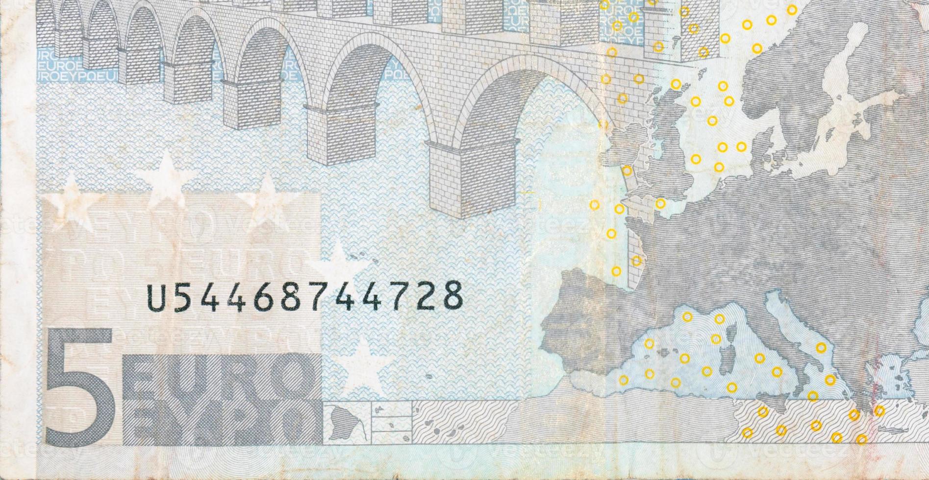 Fragmentteil einer 5-Euro-Banknote, Nahaufnahme mit kleinen braunen Details foto