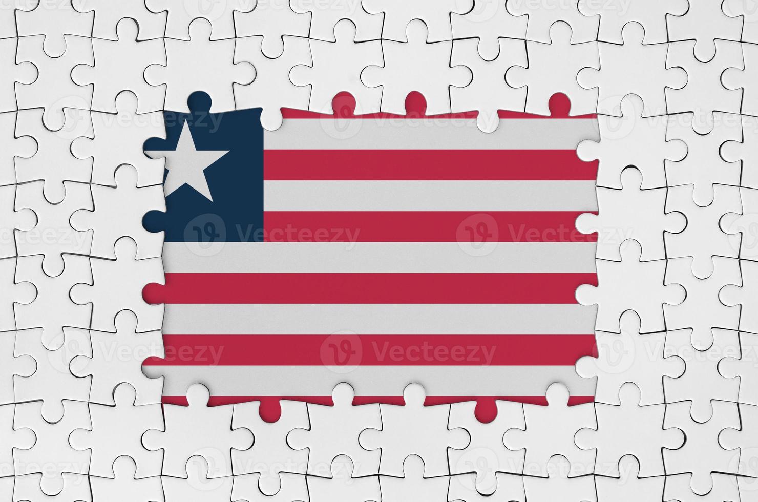 Liberia-Flagge im Rahmen aus weißen Puzzleteilen mit fehlendem Mittelteil foto