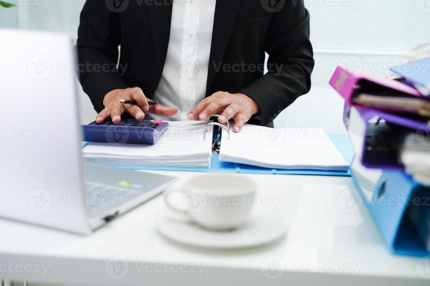Geschäftsfrau, die damit beschäftigt ist, mit Dokumenten im Büro zu arbeiten. foto