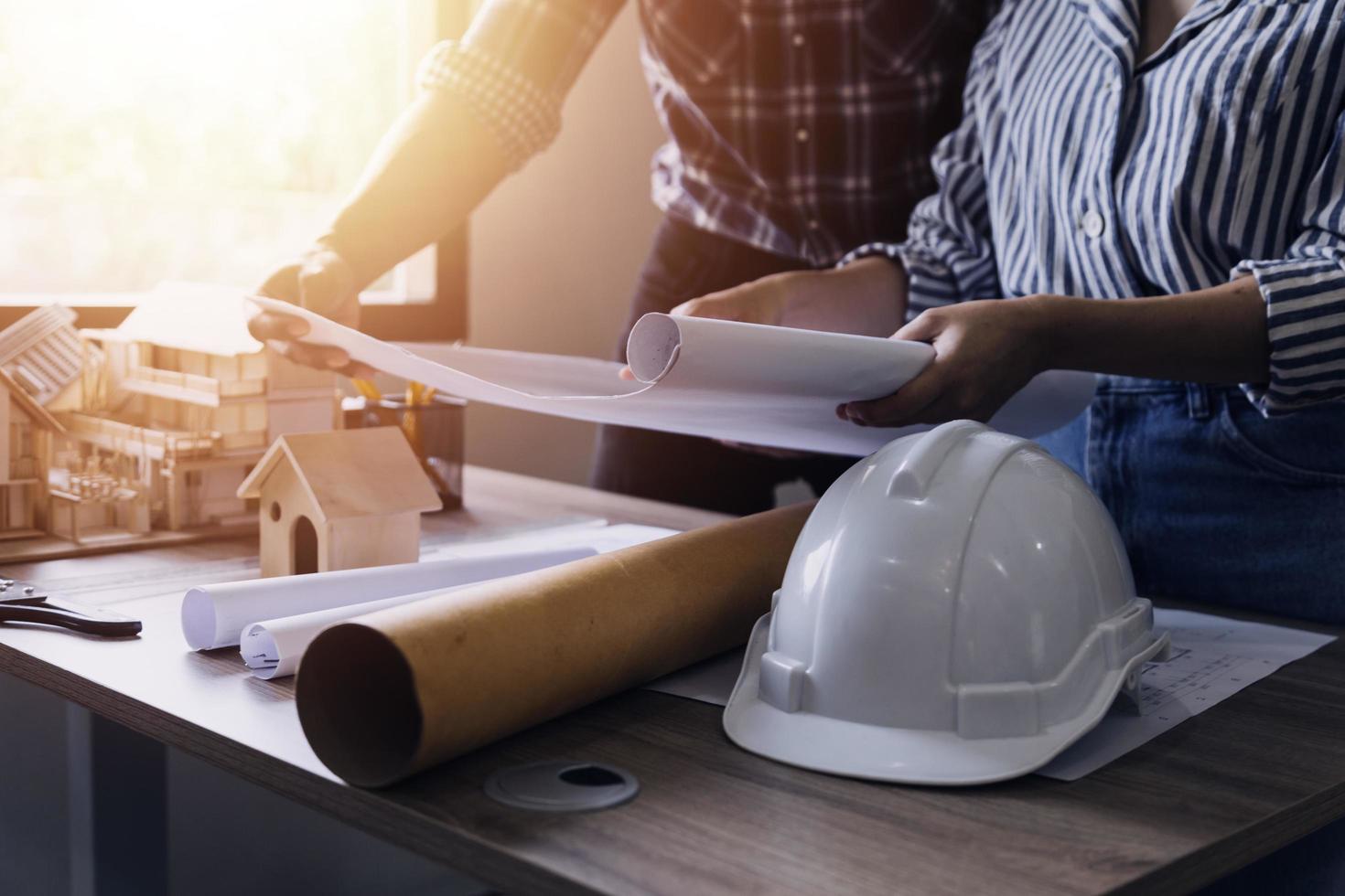 Bauingenieur, der an der Blaupause arbeitet, um große Geschäftsgebäude im Büro zu bauen. Engineering-Tools und Konstruktionskonzept. foto