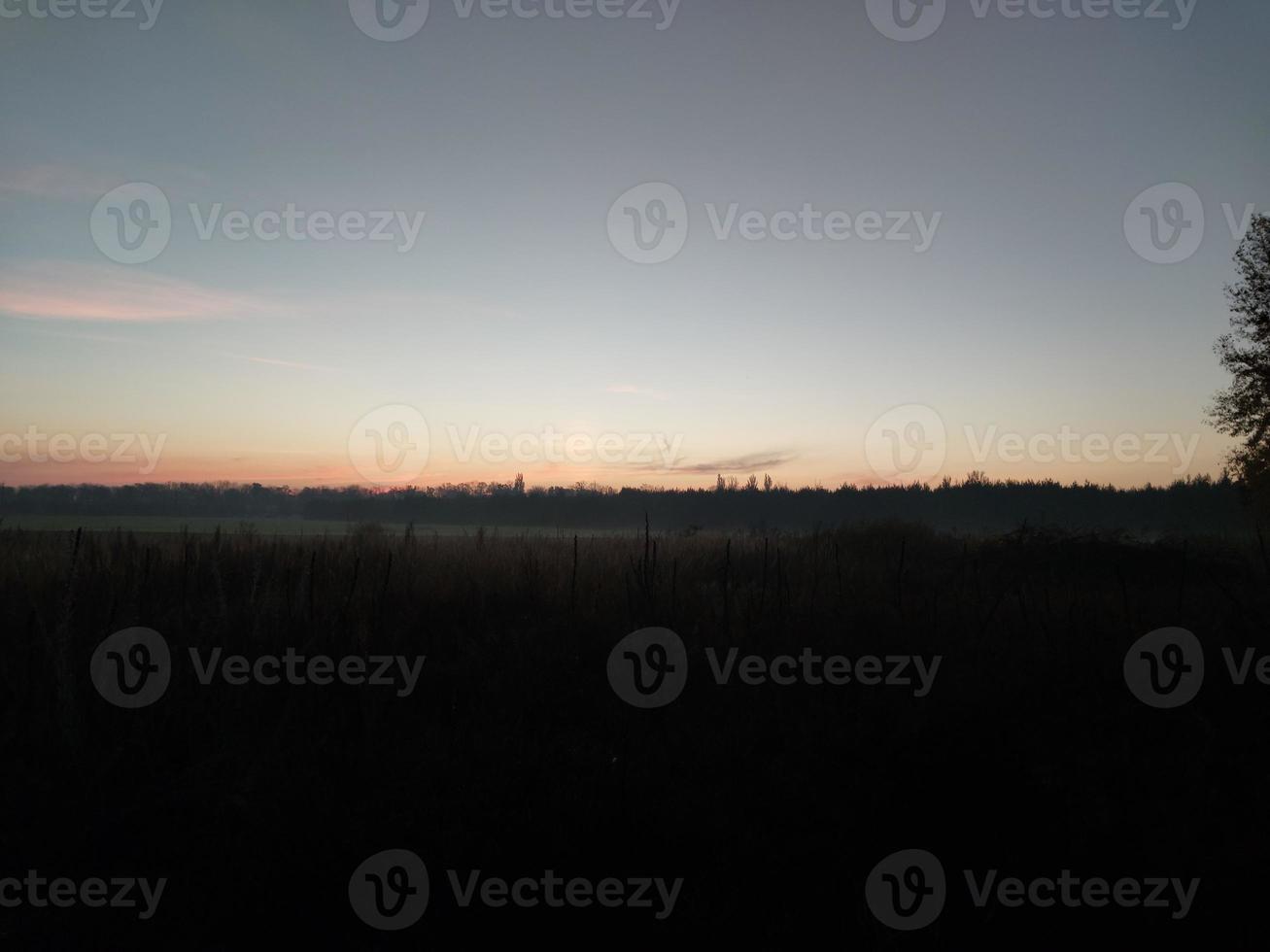 Morgen- und Nachtpanorama der Morgendämmerung foto