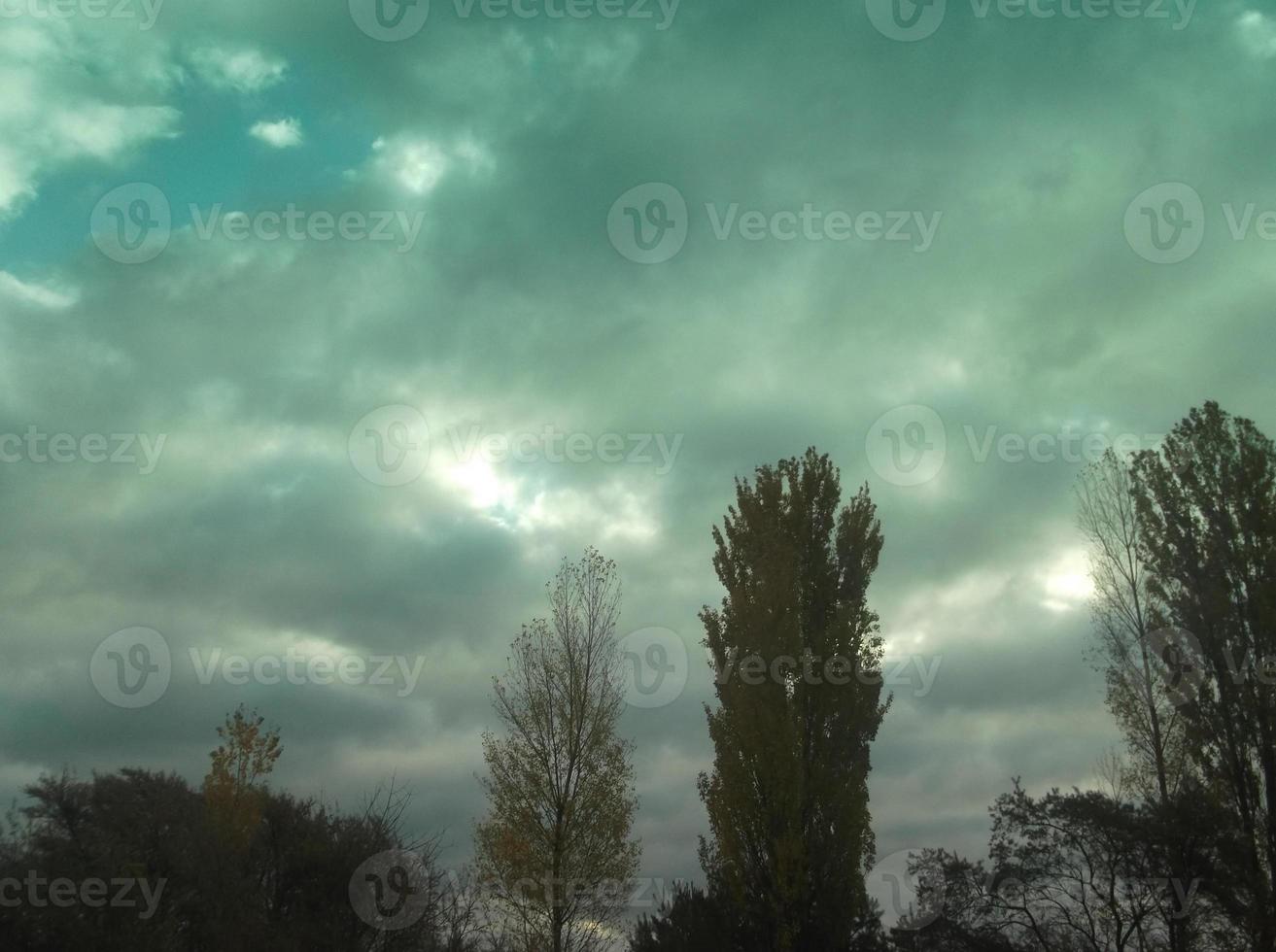 Bunte Wolken fliegen über das Dorf foto