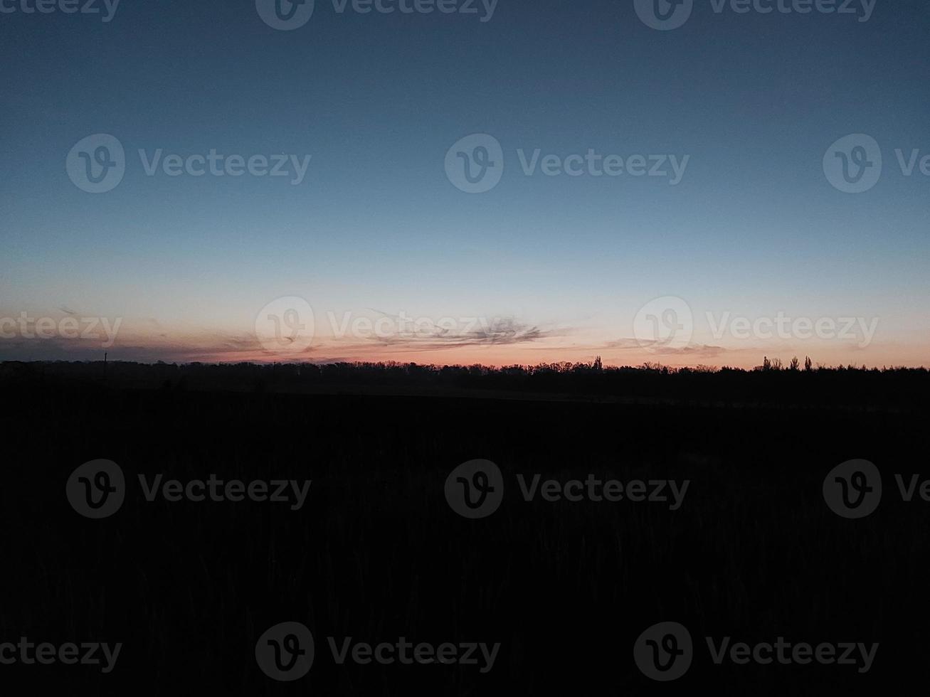 Morgen- und Nachtpanorama der Morgendämmerung foto