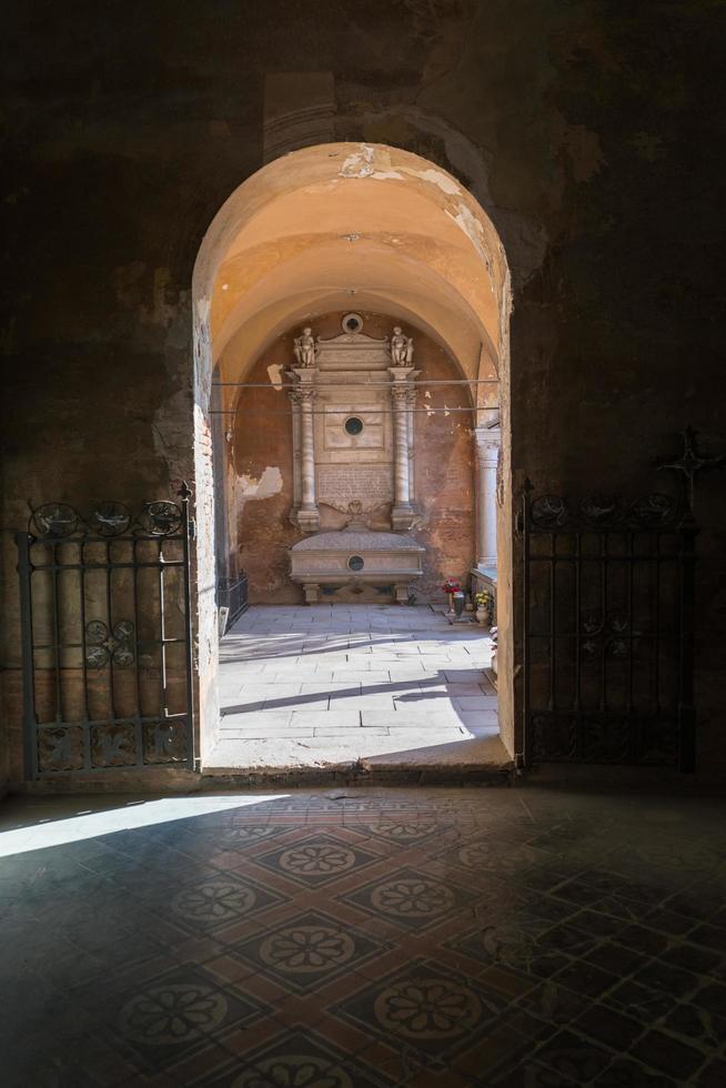 ferrara, italien-märz 20,2022-spaziergang auf dem monumentalen friedhof der kartause von ferrara an einem sonnigen tag. foto