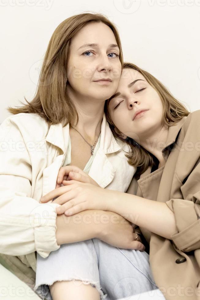 eltern und teens.mom und jugendliche tochter sitzen auf der couch. Konflikt, schwieriges Alter. Familie. foto