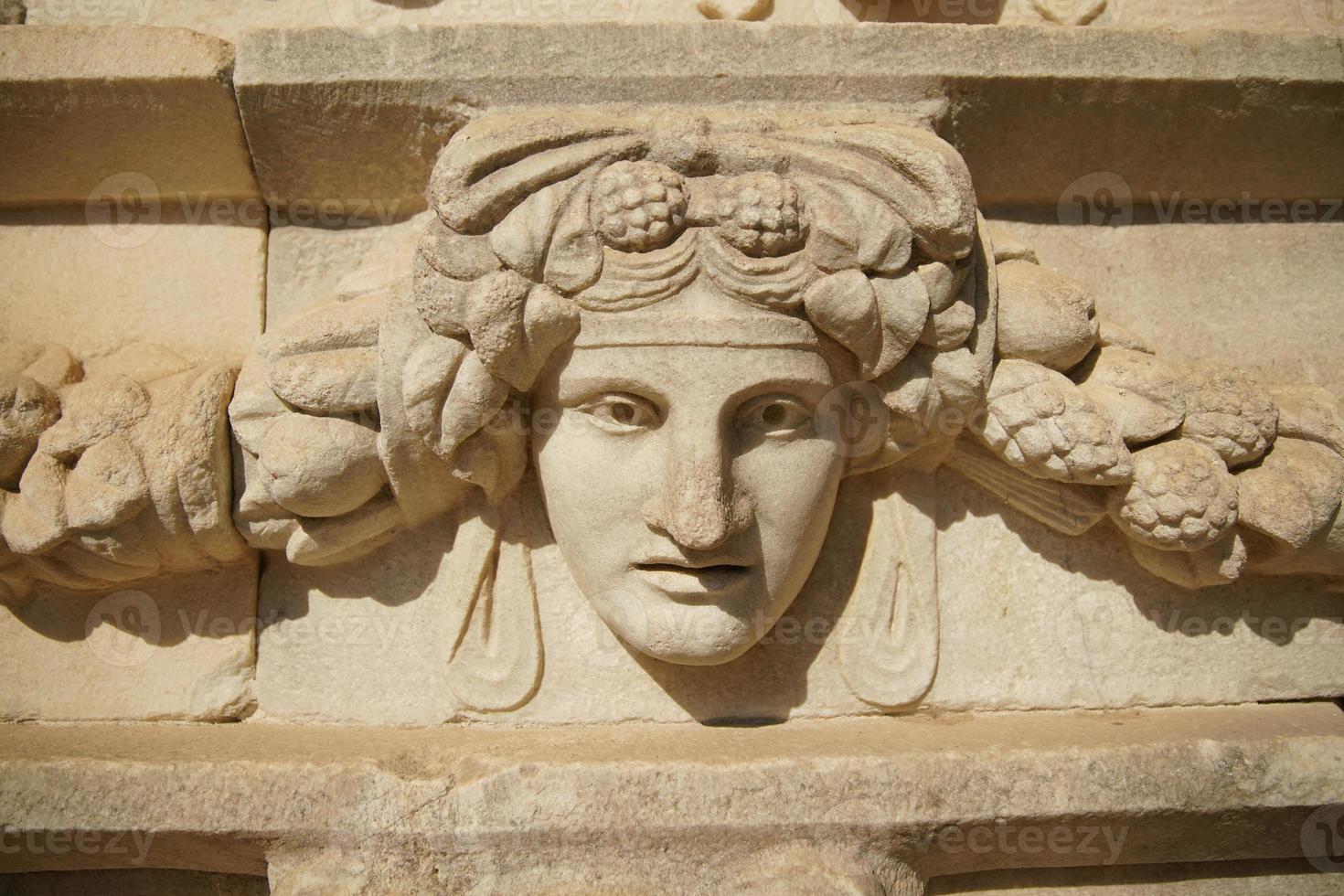 Altes Maskenrelief in der antiken Stadt Aphrodisias in Aydin, Türkei foto