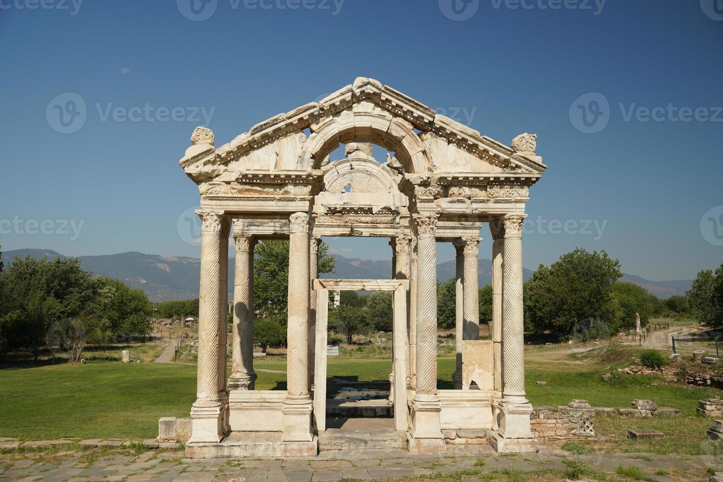 monumentales tor, tetrapylon in der antiken stadt aphrodisias in aydin, turkiye foto