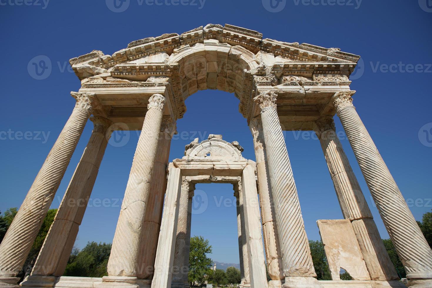 monumentales tor, tetrapylon in der antiken stadt aphrodisias in aydin, turkiye foto